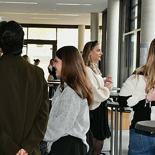 Personen stehen und unterhalten sich