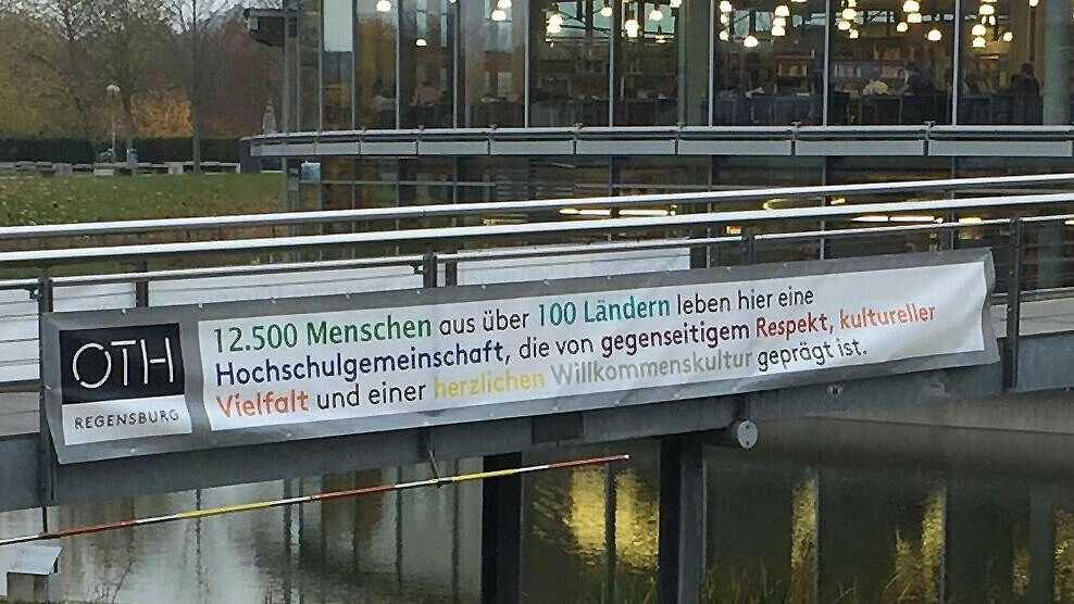 Gegenseitiger Respekt, Toleranz, Offenheit und Ehrlichkeit aller Hochschulangehörigen sowie kulturelle Vielfalt sind im Leitbild der OTH Regensburg fest verankert. Foto: OTH Regensburg/Christian Schmalzl