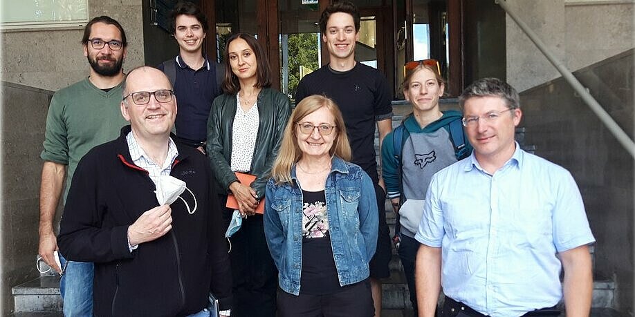 Prof. Dr.  Mikhail Chamonine (2.v.l.) mit seinem OTH-Team und den slowenischen Kollegen (v.l.) Gašper Glavan, , Izidor Straus, Inna Belyaeva, Prof. Dr. Irena Drevenšek-Olenik, Luka Hribar, Gaia Kravanja, Prof. Dr. Matija Jezeršek.