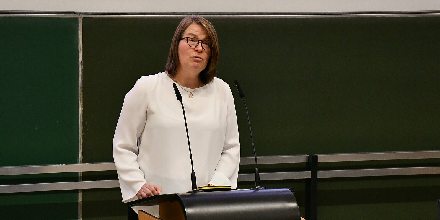 Zu sehen ist die Vizepräsidentin Frau Prof. Dr. Birgit Rösel bei der Erstsemesterbegrüßung. 