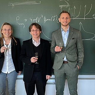 Matthias Lindner (2.v.r.) zusammen mit den beiden Prüfern Prof. Dr. Ursel Fantz, Uni Augsburg (2.v.l) und Prof. Dr. Rupert Schreiner, OTH Regensburg (Mitte) nach der bestandenen Promotionsprüfung an der Universität Augsburg.