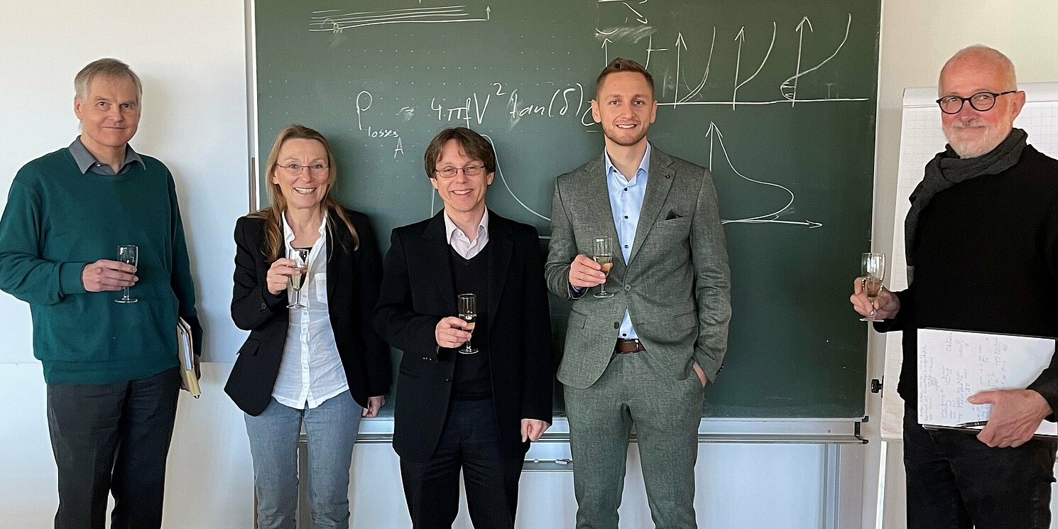 Matthias Lindner (2.v.r.) zusammen mit den beiden Prüfern Prof. Dr. Ursel Fantz, Uni Augsburg (2.v.l) und Prof. Dr. Rupert Schreiner, OTH Regensburg (Mitte) nach der bestandenen Promotionsprüfung an der Universität Augsburg.