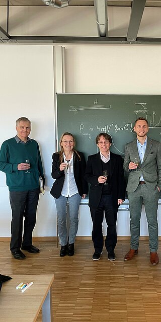Matthias Lindner (2.v.r.) zusammen mit den beiden Prüfern Prof. Dr. Ursel Fantz, Uni Augsburg (2.v.l) und Prof. Dr. Rupert Schreiner, OTH Regensburg (Mitte) nach der bestandenen Promotionsprüfung an der Universität Augsburg.