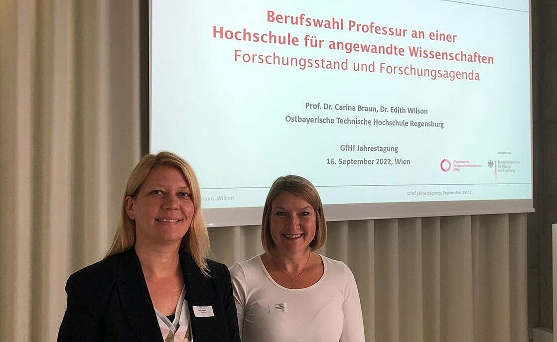 Prof. Dr. Carina Braun (rechts) und Dr. Edith Wilson präsentierten bei der 17. Jahrestagung der Gesellschaft für Hochschulforschung in Wien. Foto: OTH Regensburg/Prof. Dr. Carina Braun