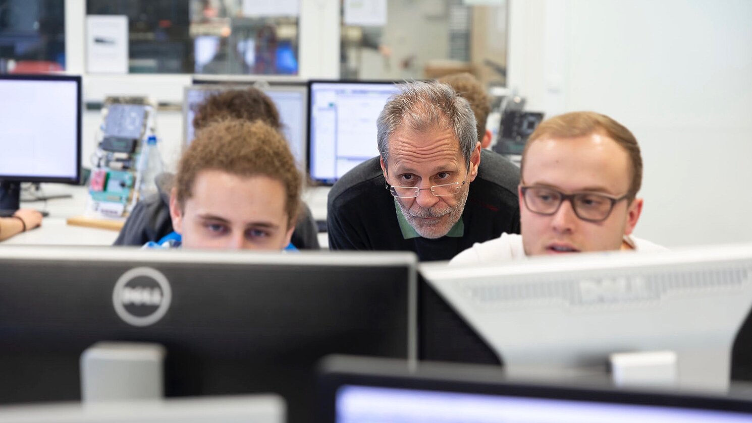 Prof. Dr. Franz Graf (Bildmitte) ist immer noch daran interessiert, seine Lehrmethoden zu verbessern – obwohl er nach dem Sommersemester 2019 in Ruhestand geht.