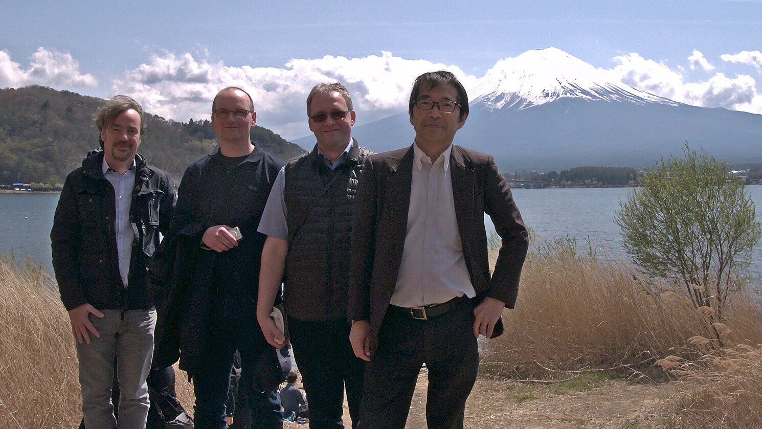 Die Delegation zusammen mit Prof. Dr. Michael Niemetz (2. von rechts) und Prof. Hangai (ganz rechts) vor dem Fuji. Fotos: OTH Regensburg