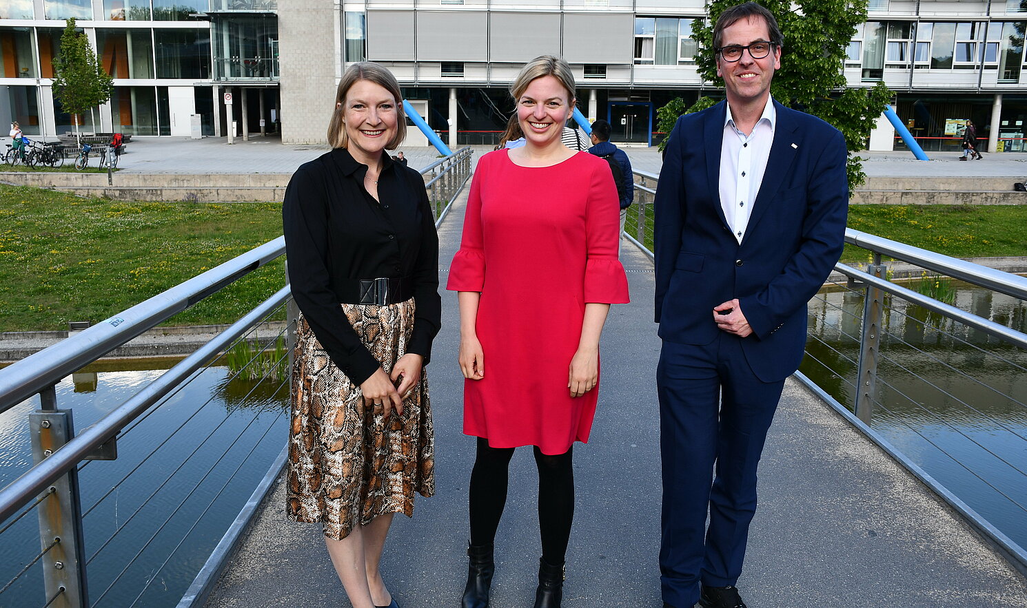 Katharina Schulze (Mitte) mit Prof. Dr. Carina Braun und Präsident Prof. Dr. Ralph Schneider. Foto: Michael Hitzek