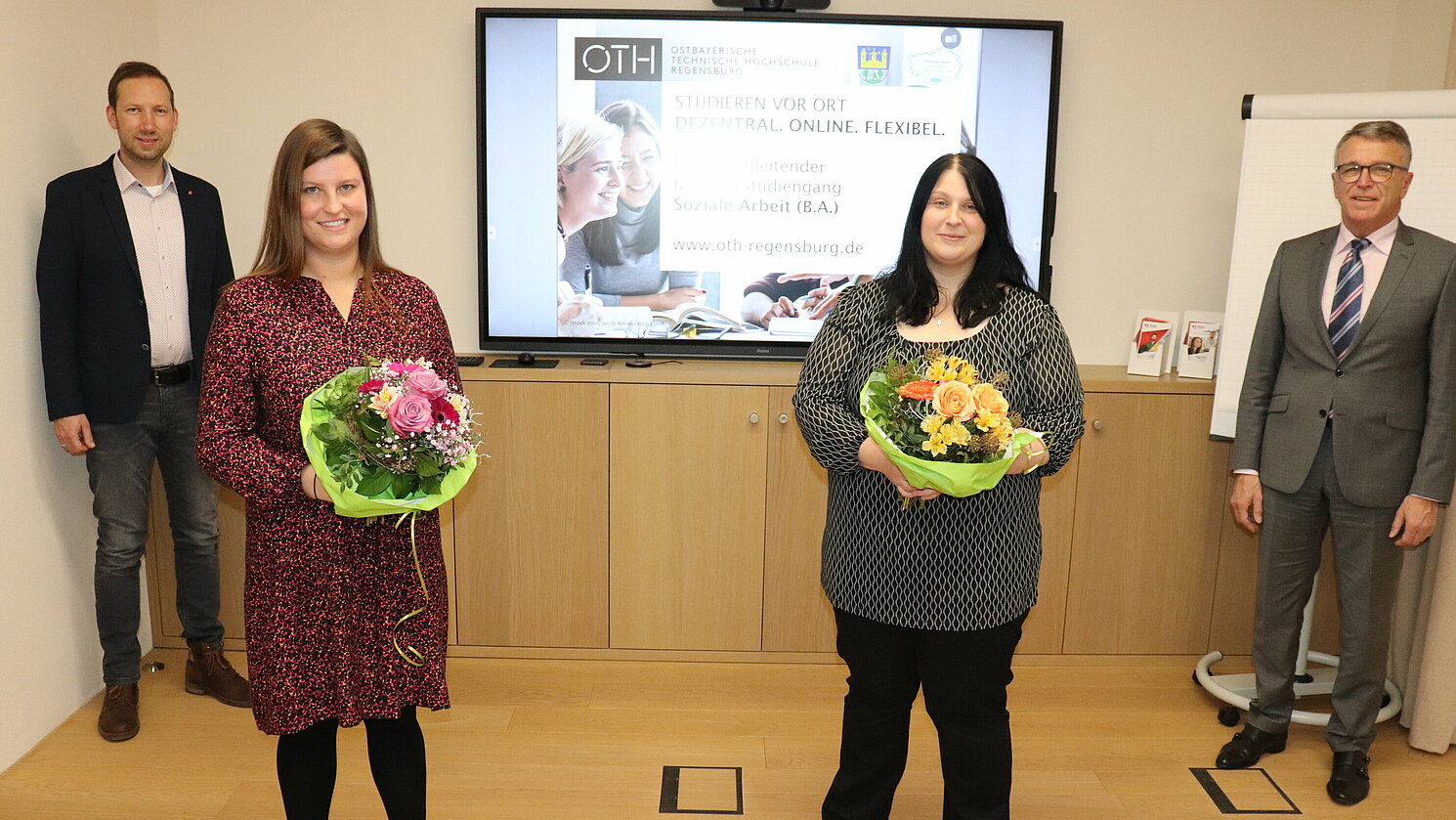 Franz Stahl (r.) und Harald Eckstein (l.) gratulierten Stefanie Schnurrer (2.v.r.) und Theresa Beer (2.v.l.) auch mit einem Blumenstrauß.
