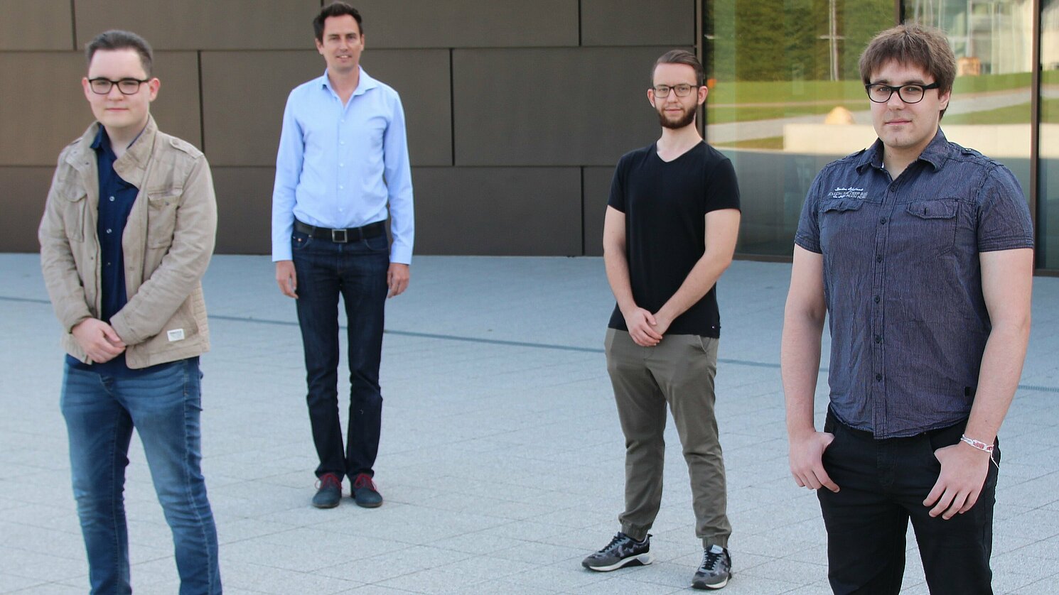 Adrian Bleier (1.v.l.), Filip Decker (3.v.l.) und Ádám Kunák (4.v.l.), Informatikstudierende des Wahlpflichtmoduls „Projekt: Client-KIs für Brettspiele“ (ZOCK) von Prof. Dr. Carsten Kern (2.v.l.), konnten sich im KI-Wettbewerb gegen die Teams der RWTH Aachen durchsetzen.