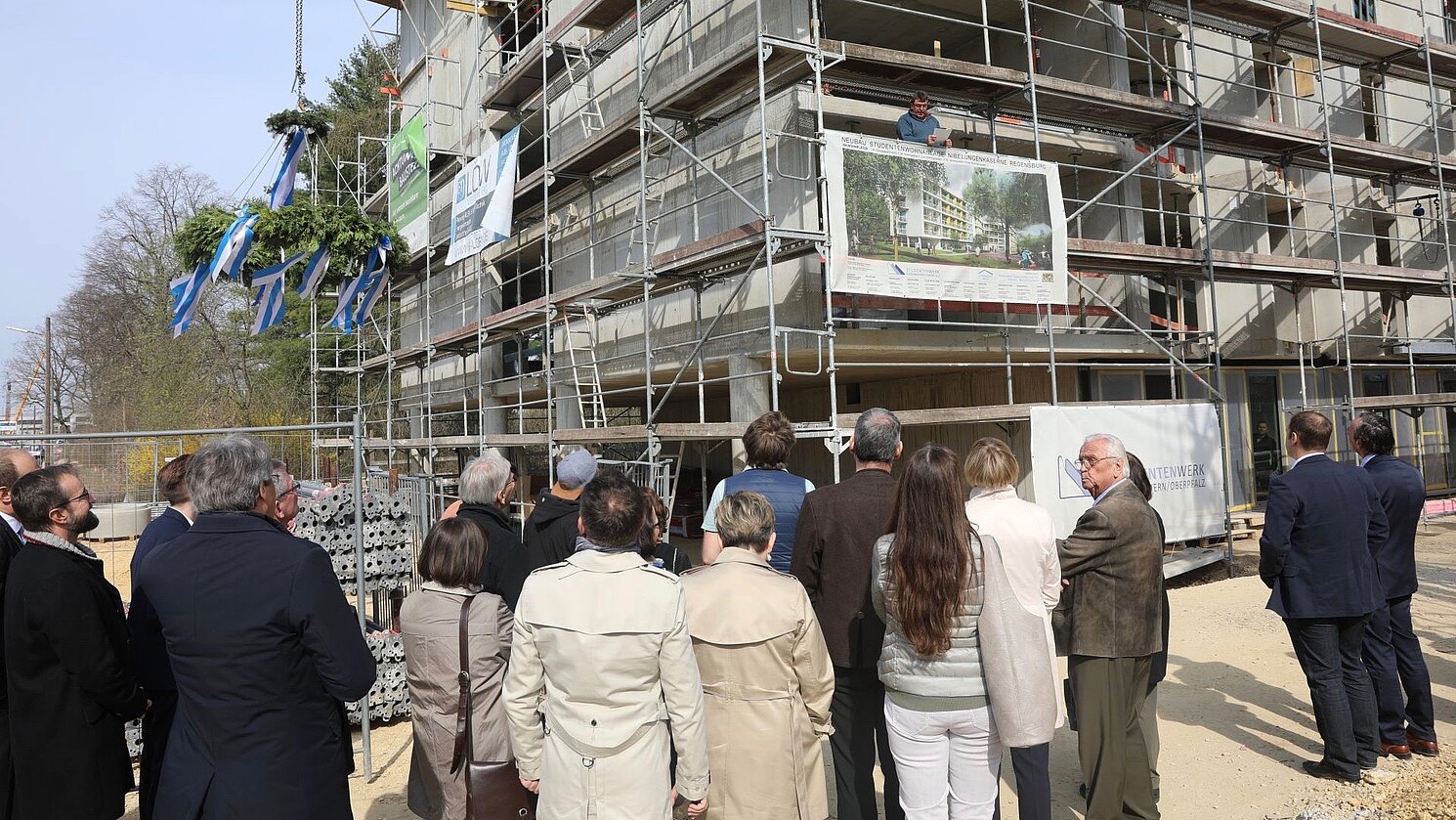 Das Studentenwerk Niederbayern/Oberpfalz und die geladenen Ehrengäste freuen sich beim Richtfest über den bislang positiven Baufortschritt.