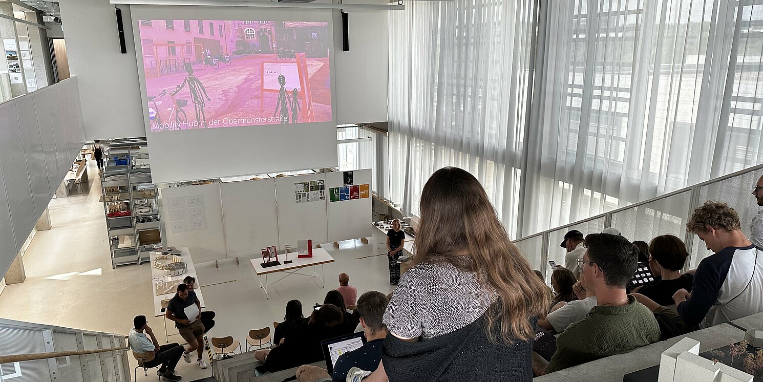 Die Studierenden des Studiengangs Industriedesign präsentierten ihre Ideen für eine smartere Mobilität vor ihren Kommilitoninnen und Kommilitonen sowie den Vertretern des Stadtplanungsamtes der Stadt Regensburg Foto: OTH Regensburg/Simone Grebler