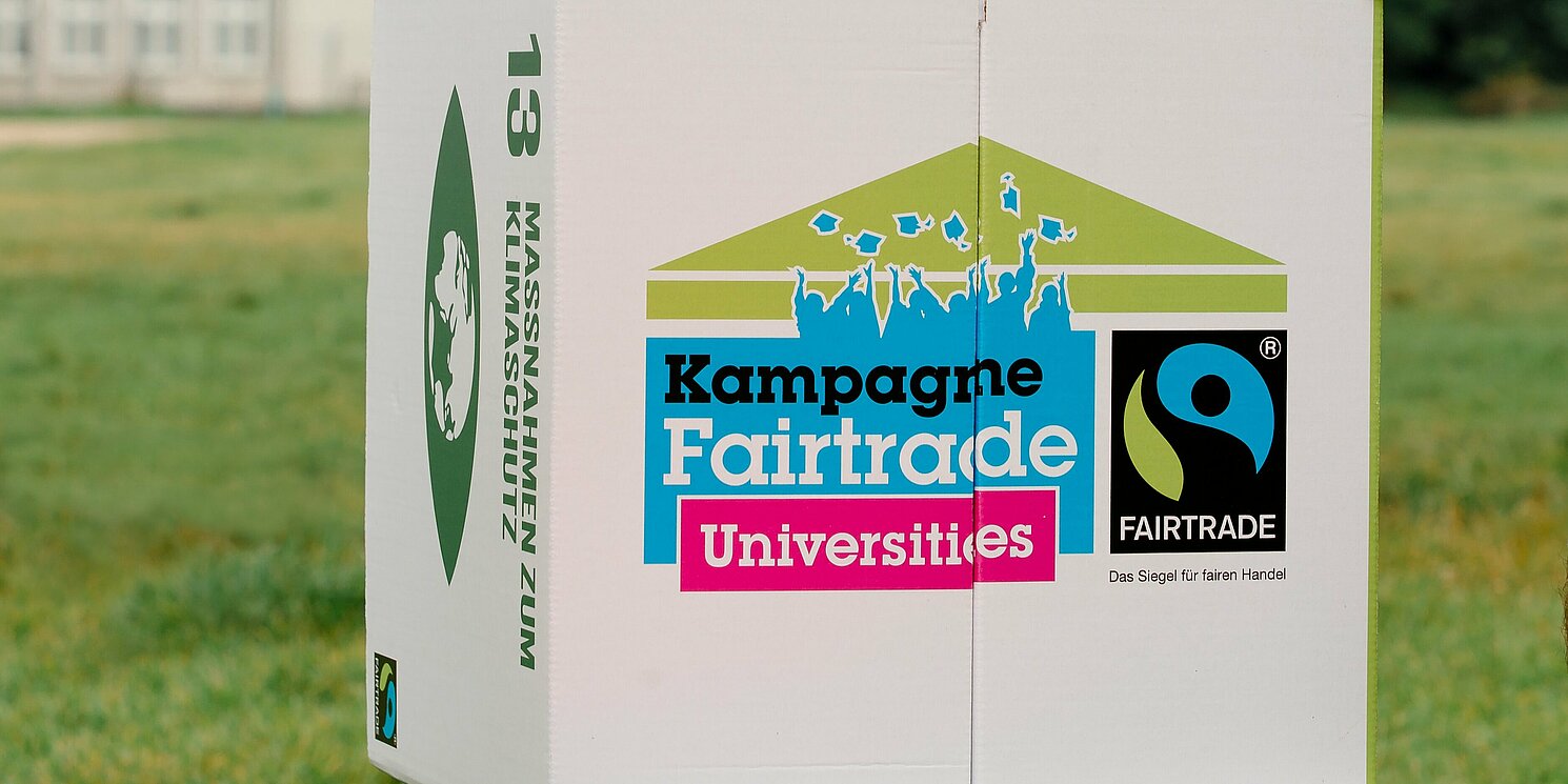 Karton mit Logo Fairtrade Universities