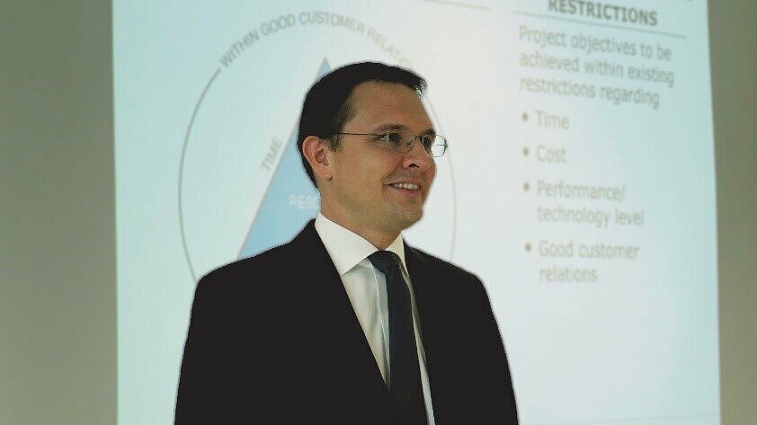 Prof. Dr. Markus Westner von der Fakultät Informatik und Mathematik der OTH Regensburg freut sich über die sehr gute Evaluation seines Kurses.