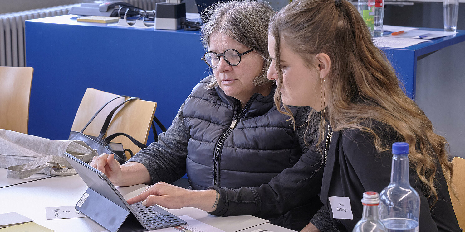Zwei Personen arbeiten konzentriert im Workshop