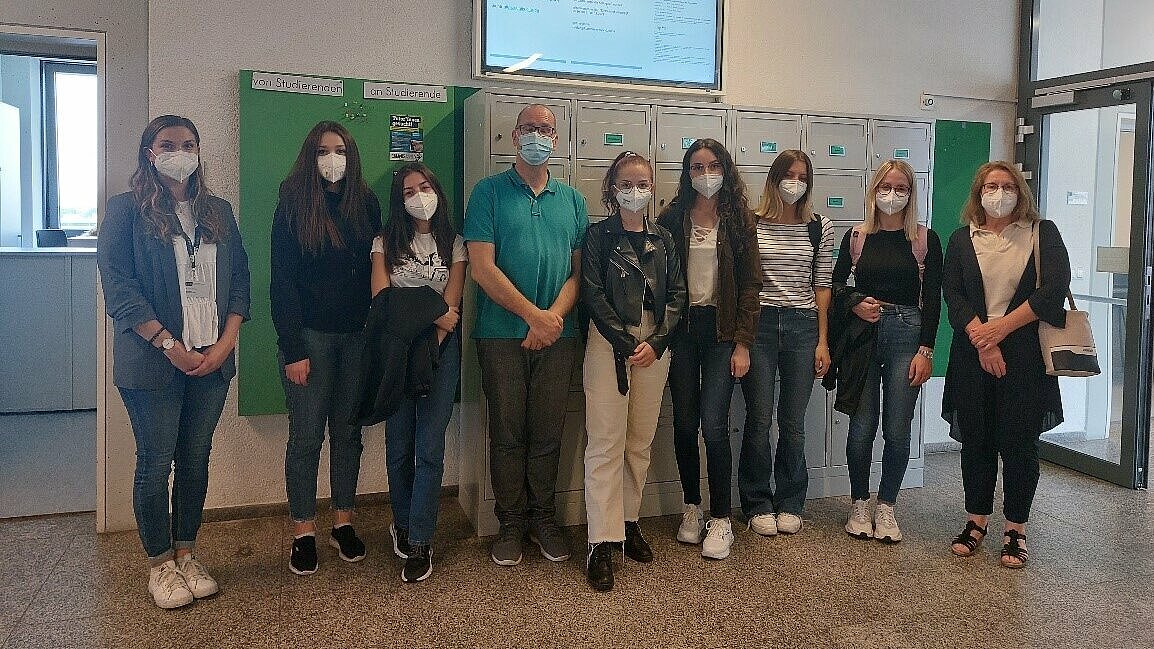 Johanna Hofmann (links), Prof. Dr. Irmgard Schroll-Decker (rechts) und Dekan Prof. Dr. Carl Heese (Mitte) umgeben von den kosovarischen Studentinnen Erze Salihu, Ariana Maliqi, Elsa Rexhepaj, Pashke Shala, Shkurte Ajeti und Blenda Hoda.