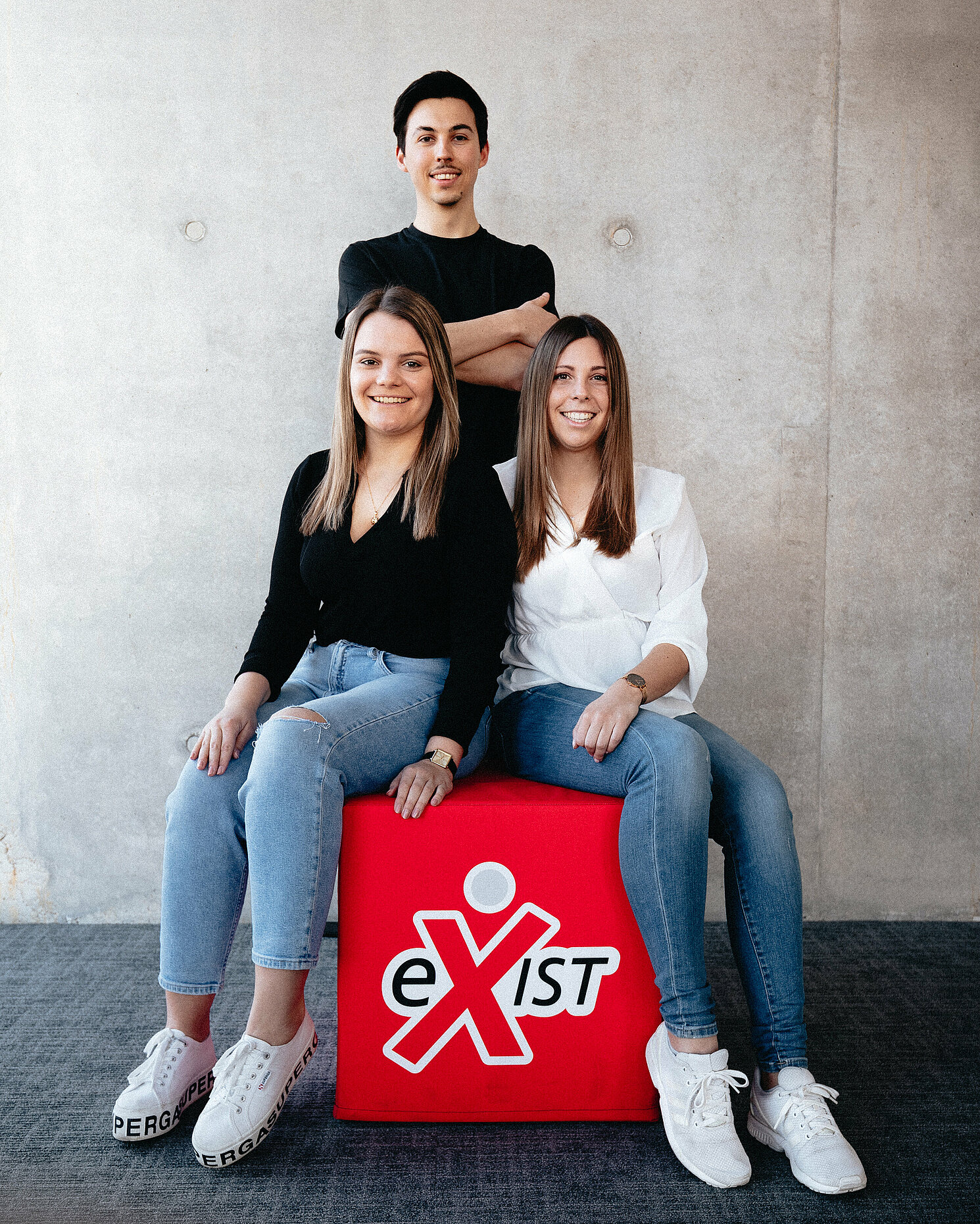 Wollen Onlineshoppen ohne schlechtes Gewissen möglich machen: Moritz Weiß, Laura Killermann (vorne links) und Lina Weis, das Team von Retury.