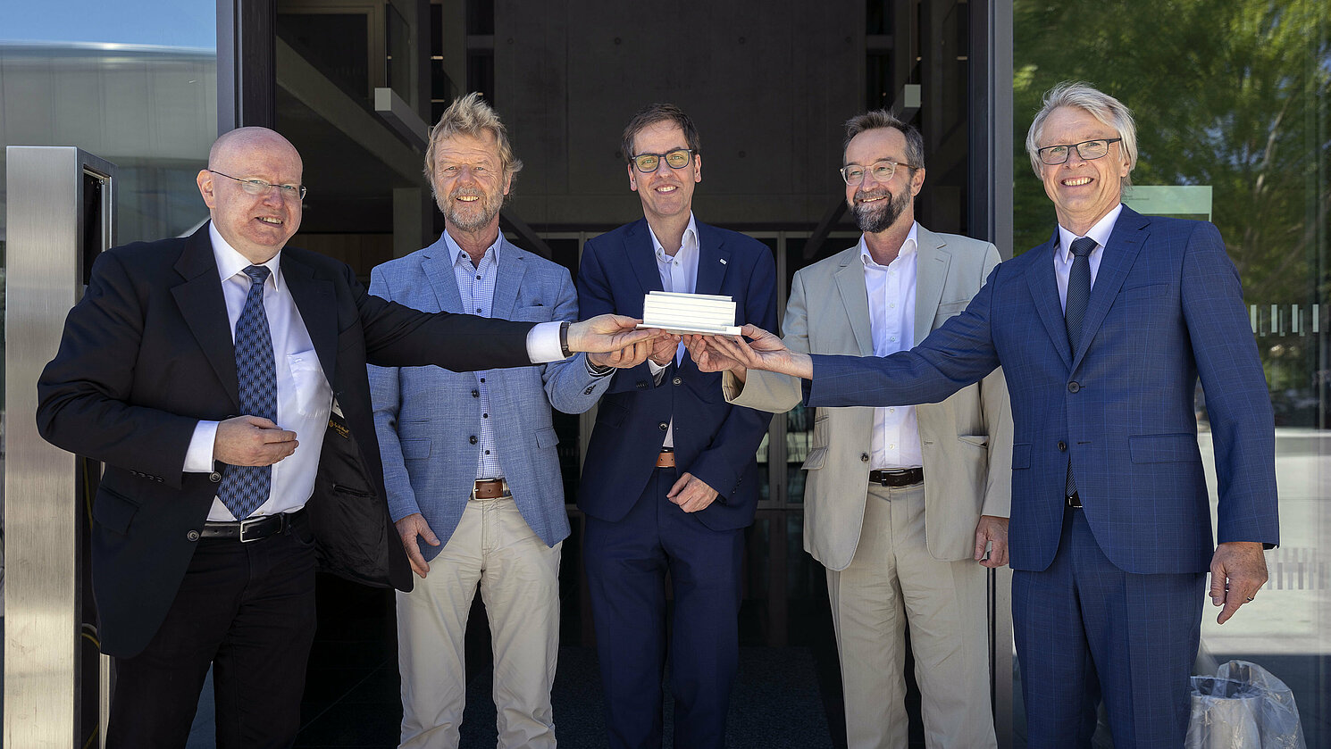 Schlüsselübergabe für das neue Verwaltungsgebäude (v.li.): Bauoberrat Stefan Krabatsch, Präsident a.D. Prof. Dr. Wolfgang Baier, Präsident Prof. Dr. Ralph Schneider, Kanzler Peter Endres und Leitender Baudirektor Gerhard Haslbeck. Foto: OTH Regensburg/Florian Hammerich