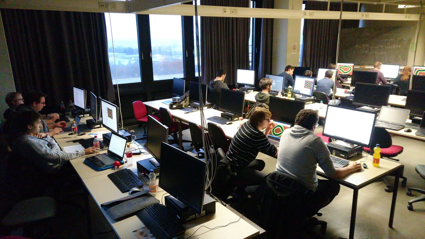Die Informatik-Studierenden tüfteln an ihren Bots. Foto: Raymund Fülöp, Universität Regensburg Die Informatik-Studierenden tüfteln an ihren Bots. Foto: Raymund Fülöp, Universität Regensburg