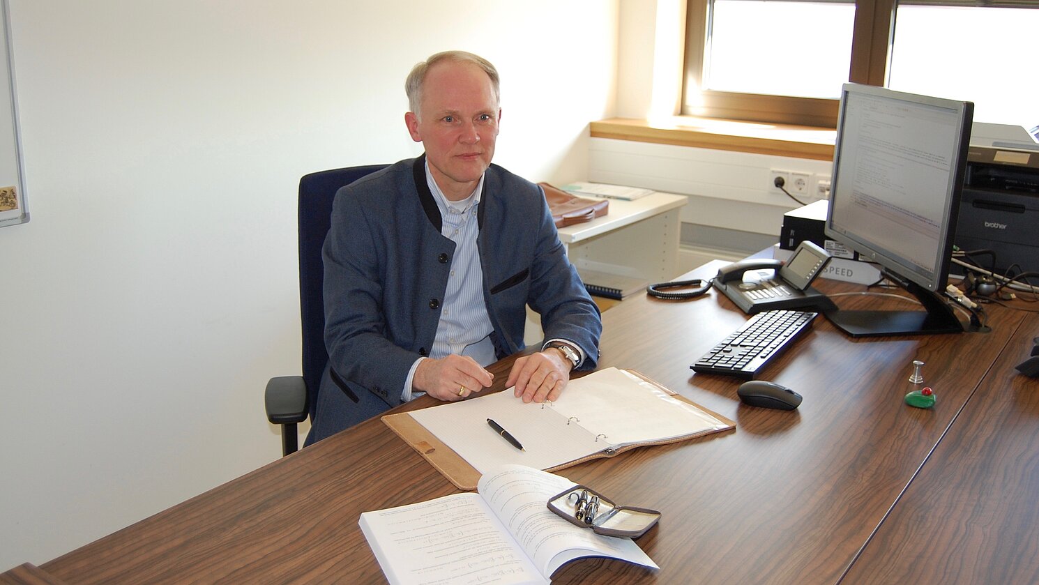 Prof. Dr. Frank Herrmann von der OTH Regensburg ist einer der drei Herausgeber des Sammelbandes "Kostensimulation – Grundlagen, Forschungsansätze, Anwendungsbeispiele“, der 2019 im Wissenschaftsverlag Springer erschien. 