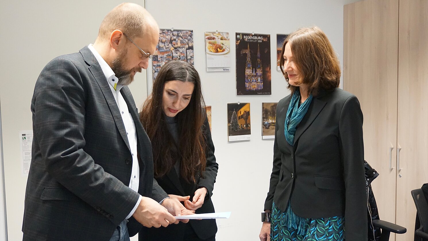 Vizepräsident der OTH Regensburg Prof. Dr. Thomas Fuhrmann verliest die Urkunde des DAAD-Preises und verleiht sie an die Masterstudierende Zizi Barkhudarovi. Mit dabei: die Prodekanin der Fakultät Architektur Prof. Dr. Ulrike Fauerbach. 