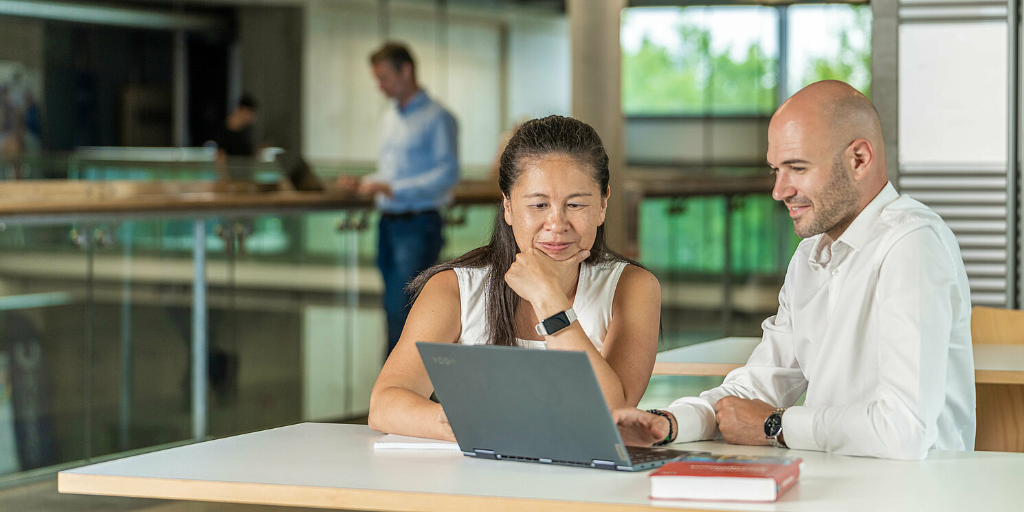 Business Administration berufsbegleitend studieren Zwei Studierende lernen gemeinsam.
