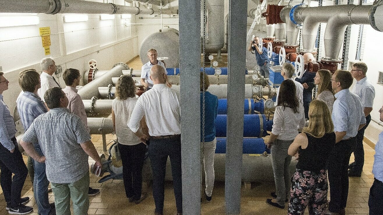 Führung durch eine Pumpenhalle bei den Kreiswerken Cham.