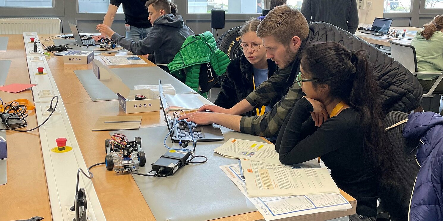 Programmieren, um ein Roboter-Auto fahren zu lassen: Das Technikcamp wird in den Herbstferien erneut angeboten. Foto: Felix Weissbrodt/Continental