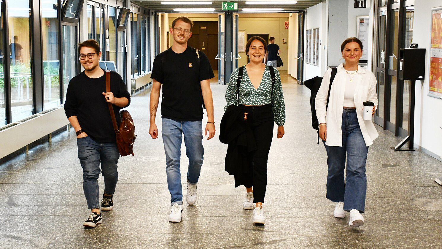 Wollen mit Vorurteilen gegenüber einem BWL-Studium aufräumen (v.li.): Dominik Jobst, Felix Haas, Katerina Fotopoulos und Anna Fieber. Sie werden mit weiteren Studierenden die Teilnehmer*innen beim Projekt „early bird bw“ an der OTH Regensburg begleiten. Foto: OTH Regensburg/Michael Hitzek