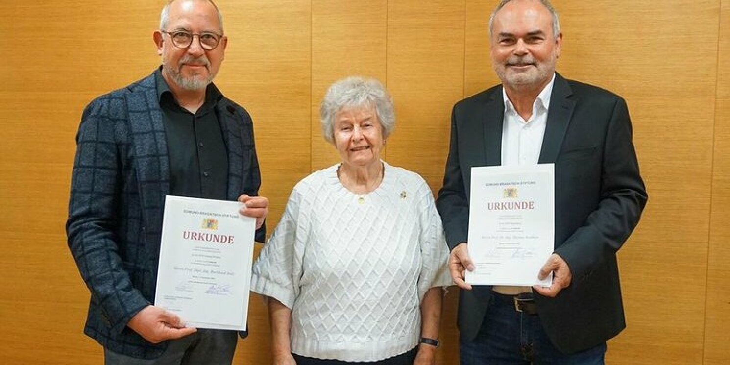 Das Bild zeigt Stiftungsgründerin Helga Bradatsch mit und Professor Thomas Neidhart von der OTH Regensburg und Professor Burkhard Stolz von der OTH Amberg-Weiden bei der Urkundenübergabe.