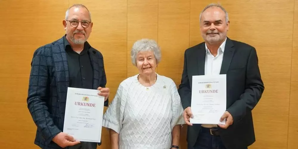 Das Bild zeigt Stiftungsgründerin Helga Bradatsch mit und Professor Thomas Neidhart von der OTH Regensburg und Professor Burkhard Stolz von der OTH Amberg-Weiden bei der Urkundenübergabe.