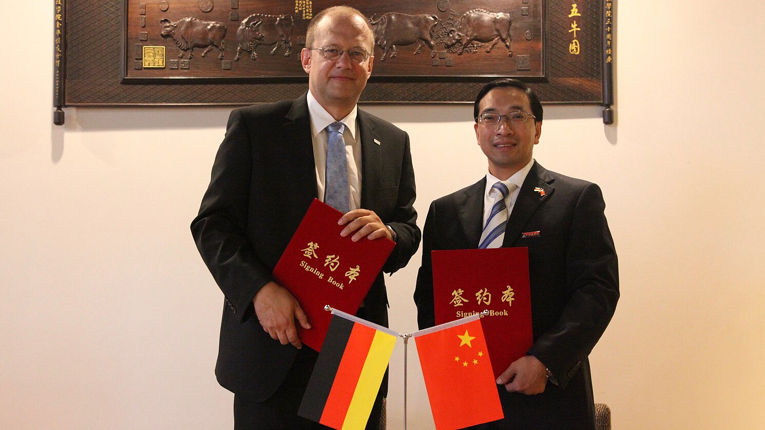 Vertragsunterzeichnung. Von links: Prof. Dr. Thomas Fuhrmann, Vizepräsident der OTH Regensburg, und Prof. Dr. Youqu Zheng, Vizepräsident der ZUST. Foto: ZUST