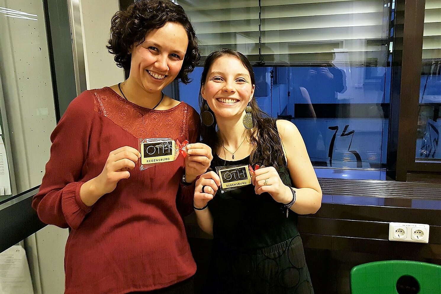 Die Festrednerinnen Anne Krüger (links) und Anna-Lea Kronpaß (rechts)