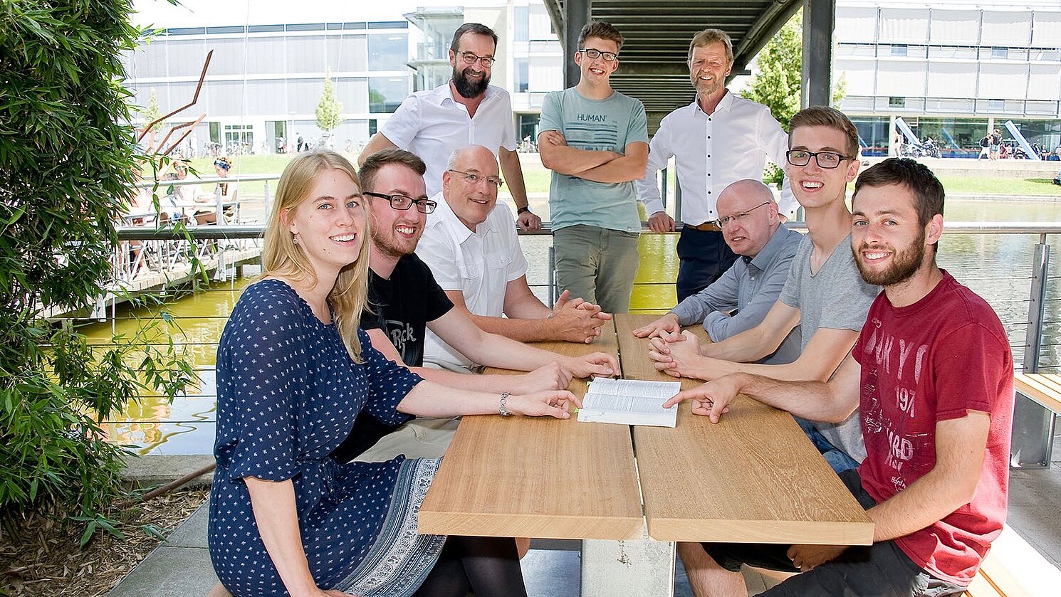 Von links, sitzend: Studierende S. Rochholz und V. Weingardt, Claus Kuttler (Bibliothek), Stefan Krabatsch (Bauamt), Studenten L. McNeilly und M. Bonner. Stehend: Kanzler Peter Endres, Student S. Schwarzmann, Präsident Prof. Dr. Wolfgang Baier.