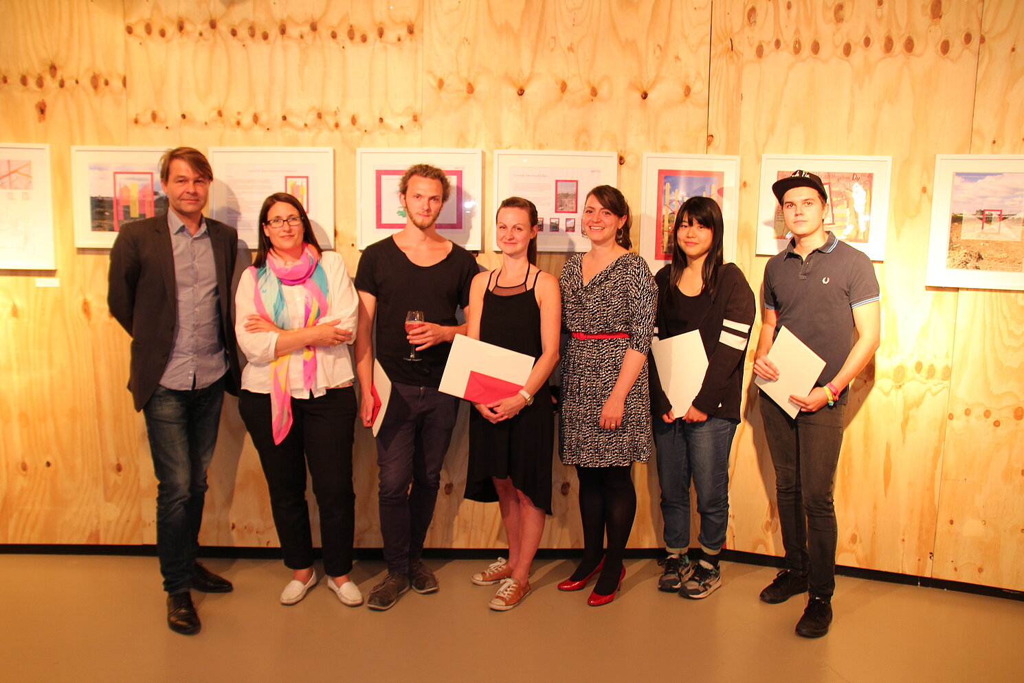 Die Preisträger mit Martin Schmack (links), Stephanie Reiterer (2. von links) und Carly Schmitt (3. von rechts): (von links) Simon Stolz, Catharina Hoffmann, Chia Lin Liao und Maximilian Fedorcio, alle OTH Regensburg. Fotos: OTH Regensburg
