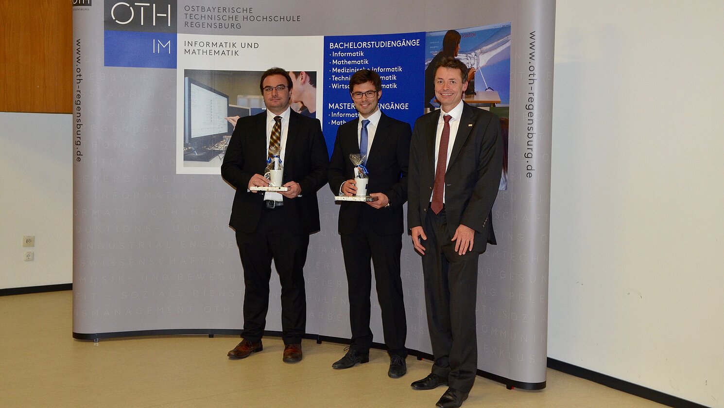 Von links: Dr. Frederick Lange und Dr. Norbert Balbierer zusammen mit dem Dekan der Fakultät Informatik und Mathematik, Prof. Dr. Thomas Waas.