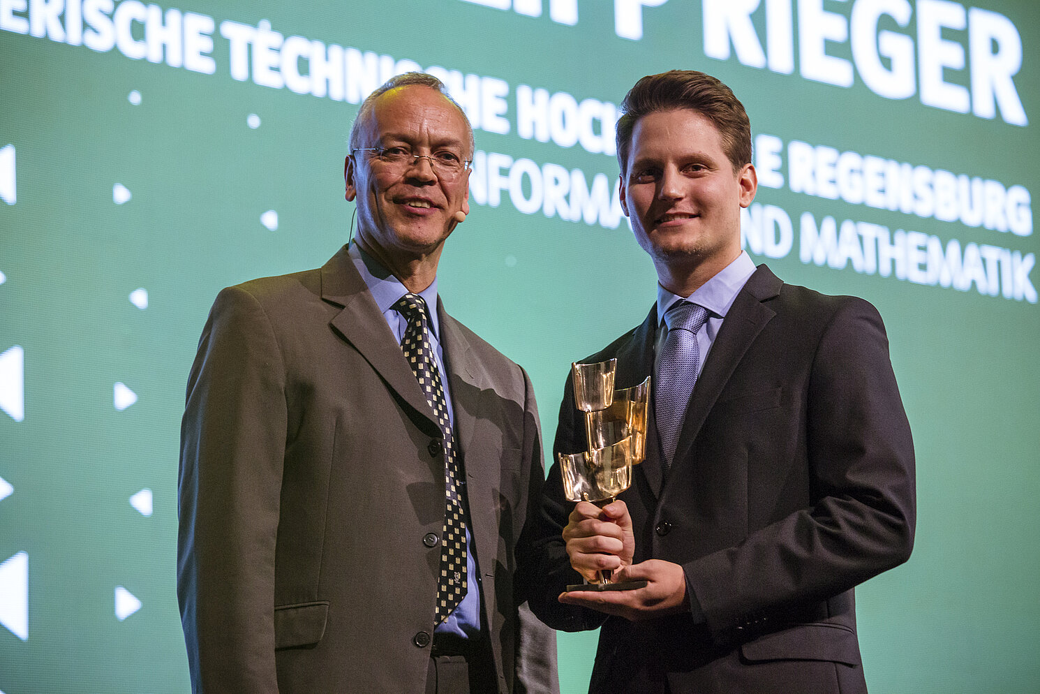 Philipp Rieger (rechts) erhält als bester Absolvent der Technischen Hochschule Regensburg den Kulturpreis Bayern 2017.