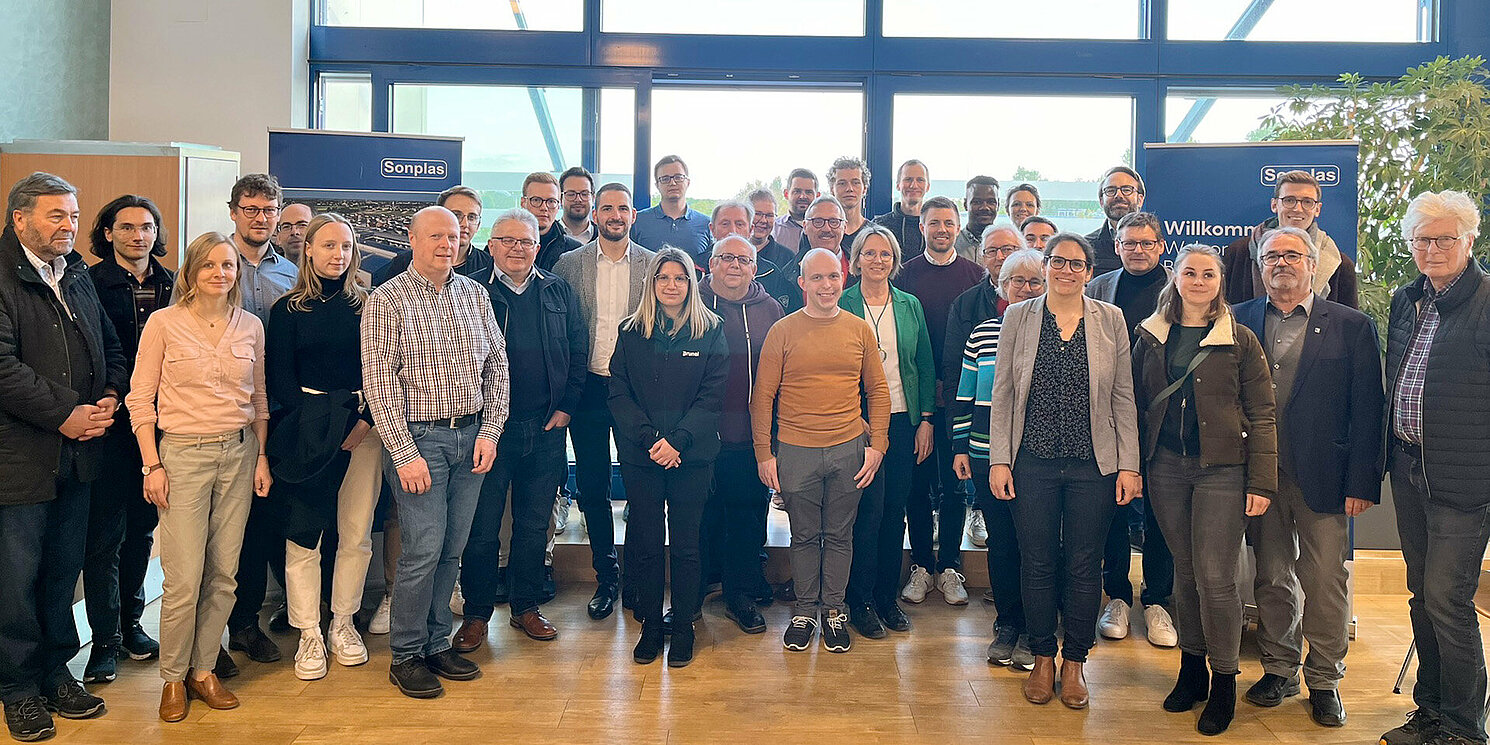 Gruppenfoto in einem Foyer.