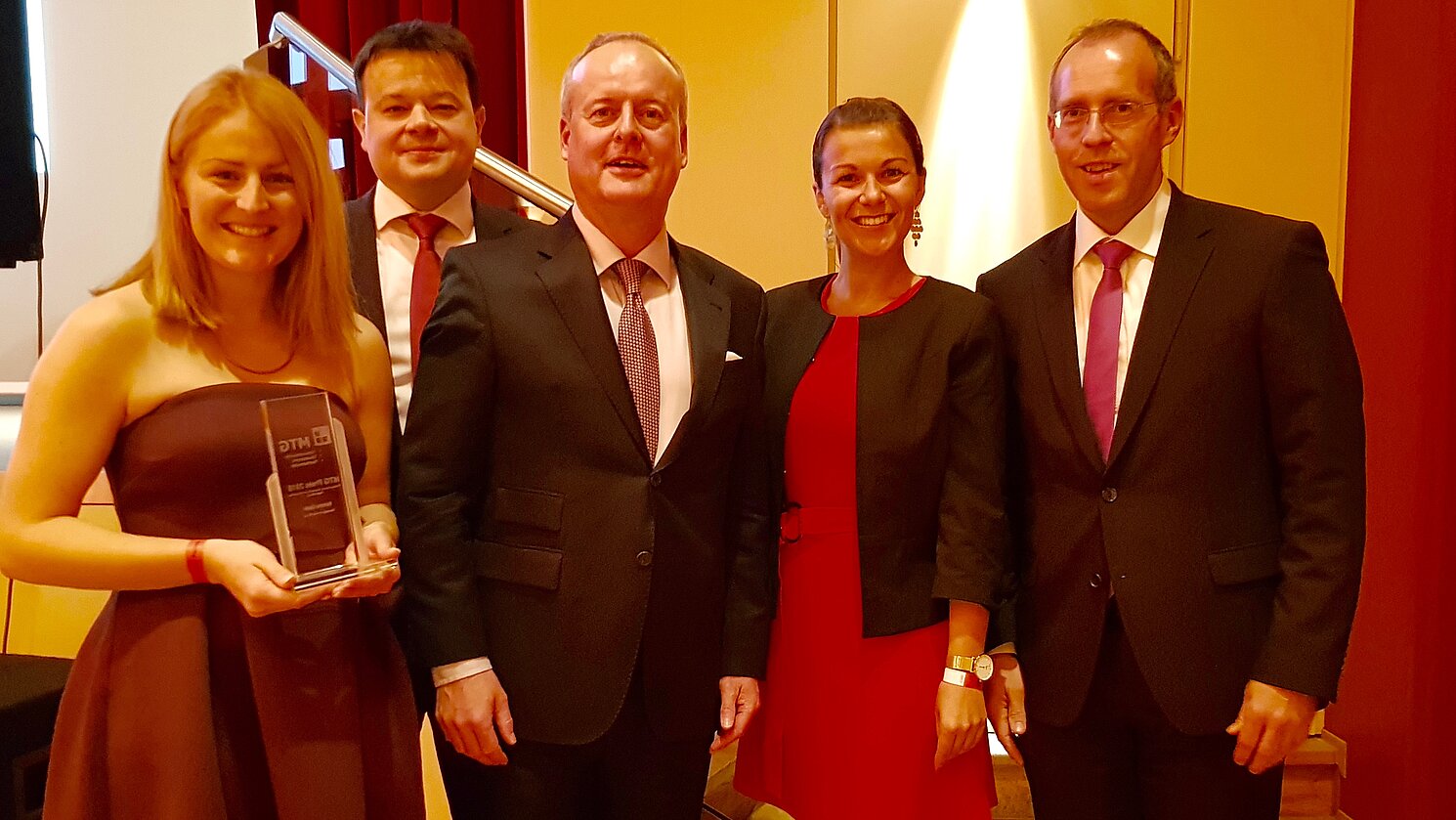 Von links: Preisträgerin Sandra Geltl, Matthias Baier und Dr. Bernd Waffler (MTG Wirtschaftskanzlei), Simone Six (HR-Managerin der MTG Wirtschaftskanzlei) und Prof. Dr. Thomas Liebetruth, der Dekan der Fakultät Betriebswirtschaft.
