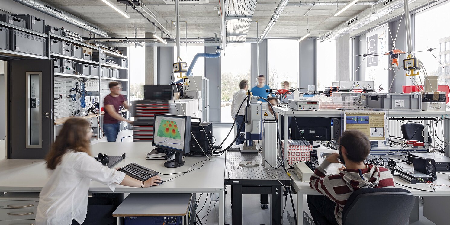 Das Sensorik-ApplikationsZentrum der OTH Regensburg hat sich zu einem wichtigen Impulsgeber für die Region Ostbayern und darüber hinaus entwickelt.