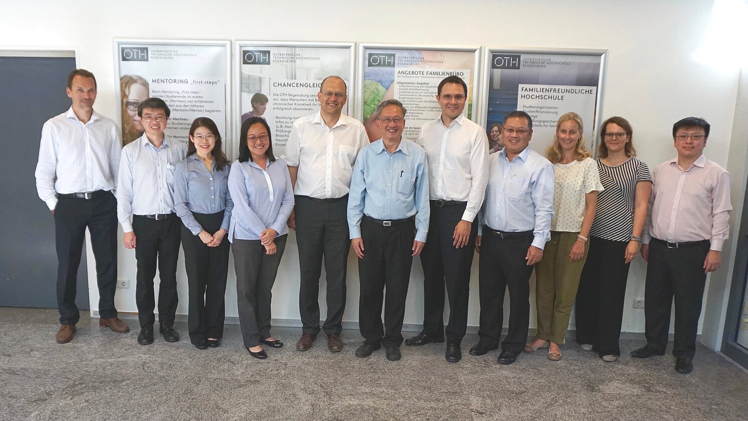Von links: Prof. Dr. Christian Dach, Teck Chun Tan, May-Fung Yeo, PhD Jeanette NG, Prof. Dr. Thomas Fuhrmann, Prof. Han Tong Loh, Prof. Dr. Markus Westner, Anthony Goh, Anne Groll, Elisabeth Schmid und PhD Yong-Lim Foo beim Besuch einer Delegation des Singapore Institute of Technology im Juni 2019.
