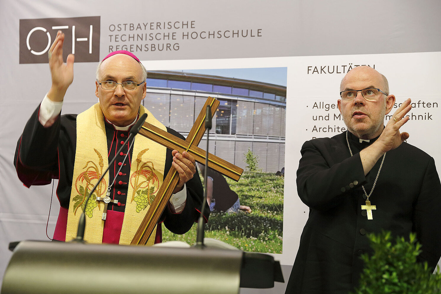 Gottes Segen erhielt das Haus der Technik der OTH Regensburg von Dr. Rudolf Voderholzer (links), Bischof von Regensburg, und Dr. Hans-Martin Weiss, Regionalbischof.