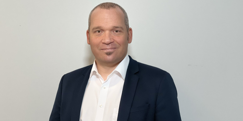 Ein Professor der Fakultät Maschinenbau vor weißem Hintergrund