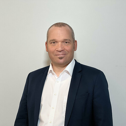 Ein Professor der Fakultät Maschinenbau vor weißem Hintergrund