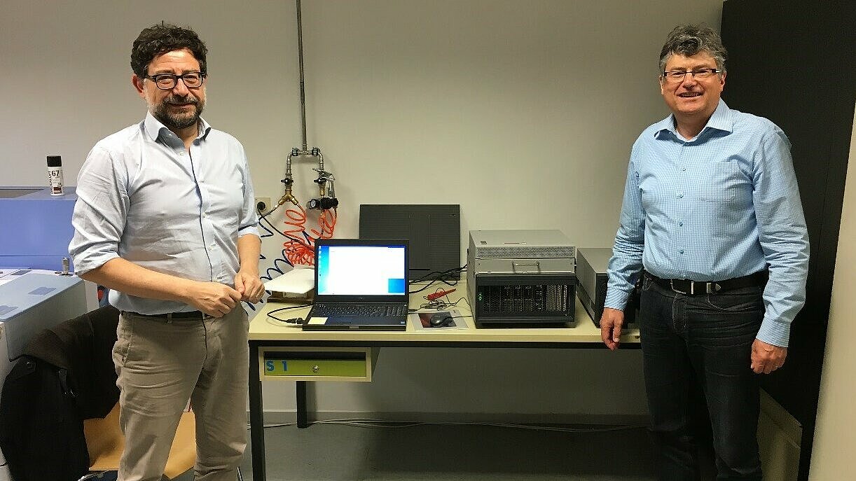 Von links: Giampietro Franchi (Advantest) und Prof. Dr. Rainer Holmer nach der erfolgreichen Installation des Testsystems EVA100. 
