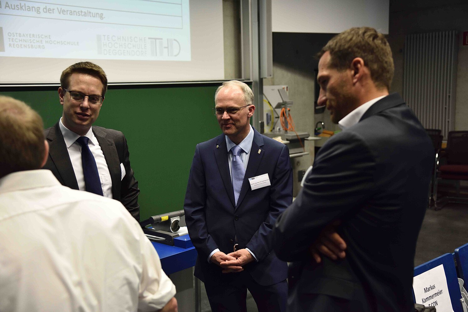 Fachgespräche  zum Thema "Digitalisierung": Prof. Dr. Frank Herrmann (Mitte) im Kreise von Symposiumsteilnehmern. Foto: OTH Regensburg