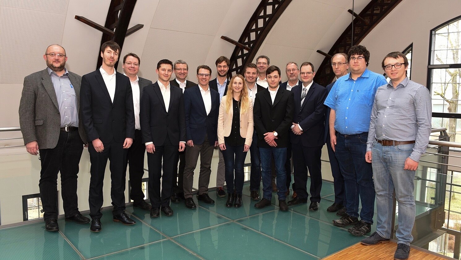 Die Vertreter und eine Vertreterin aller Projektpartner trafen sich im Frühjahr 2018 im historischen Gasreinigergebäude der REWAG zum Kick-off des Forschungsprojekts neos.