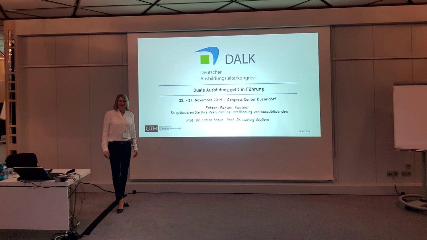 Prof. Dr. Carina Braun von der Fakultät Betriebswirtschaft der OTH Regensburg bei ihrem Vortrag auf dem Deutschen Ausbildungsleiterkongress (DALK) in Düsseldorf.