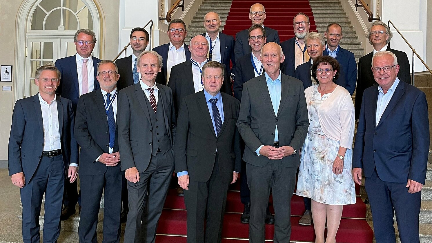 Die Präsidentinnen und Präsidenten der bayerischen HAWs, darunter auch Prof. Dr. Ralph Schneider von der OTH Regensburg (2. Reihe, 2.v.r.), diskutierten den BayHIG-Entwurf. Foto: Lena von Gartzen/Hochschule Bayern