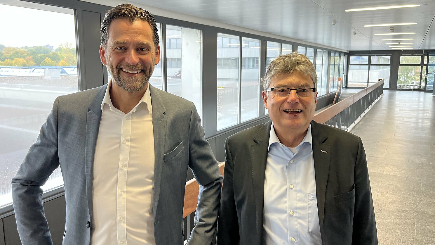 Neues Semester, neue Funktion: Prof. Dr. Alexander Urban, Fakultät Betriebswirtschaft (links), und Prof. Dr. Rainer Holmer, Fakultät Elektro- und Informationstechnik, vertraten ihre Fakultäten erstmals als Dekane. Foto: OTH Regensburg/Michael Hitzek