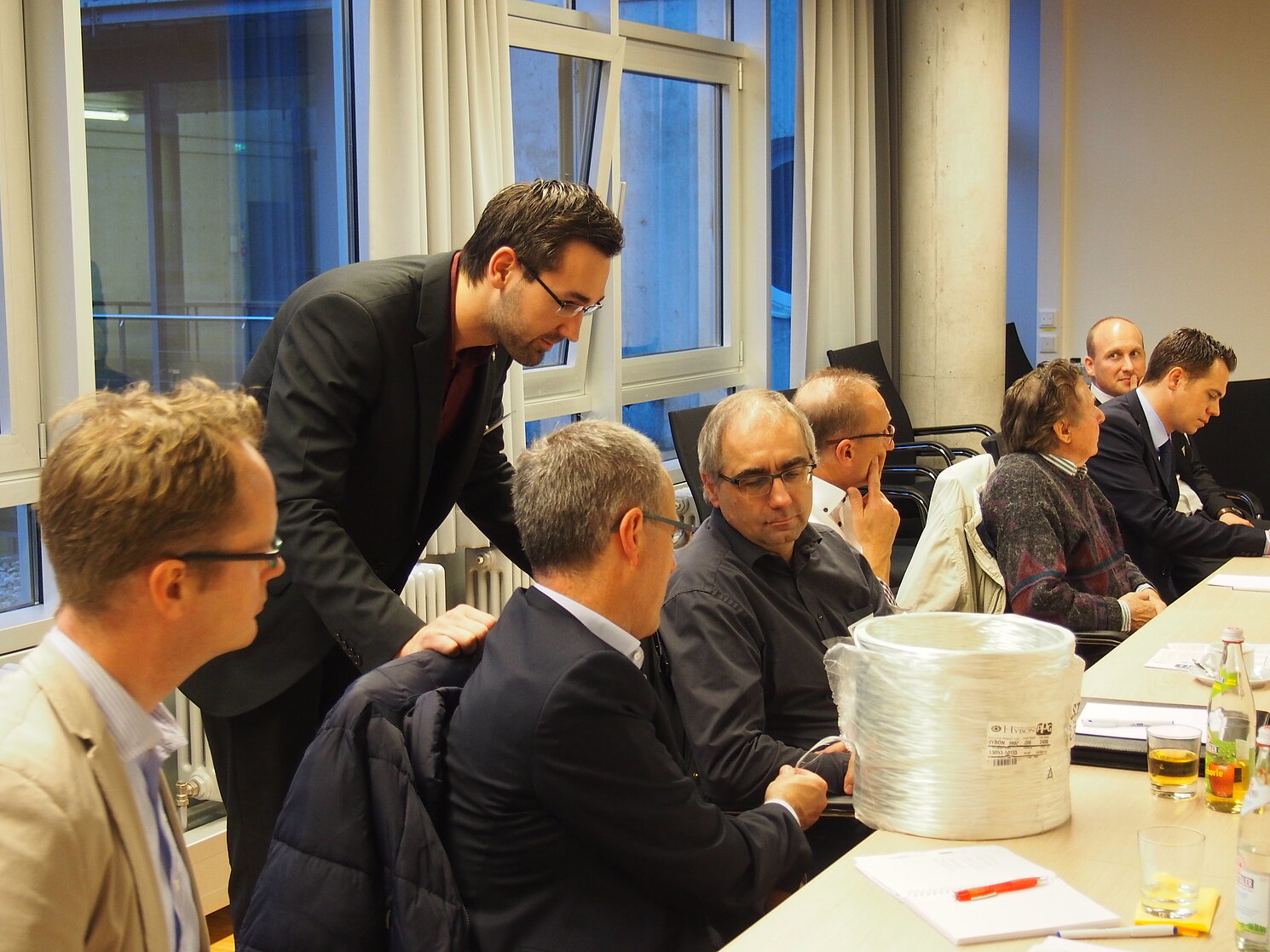 Christian Pongratz, Promovend am Labor LFT, zeigt den Anwesenden ein Faserhalbzeug. Foto: OTH Regensburg
